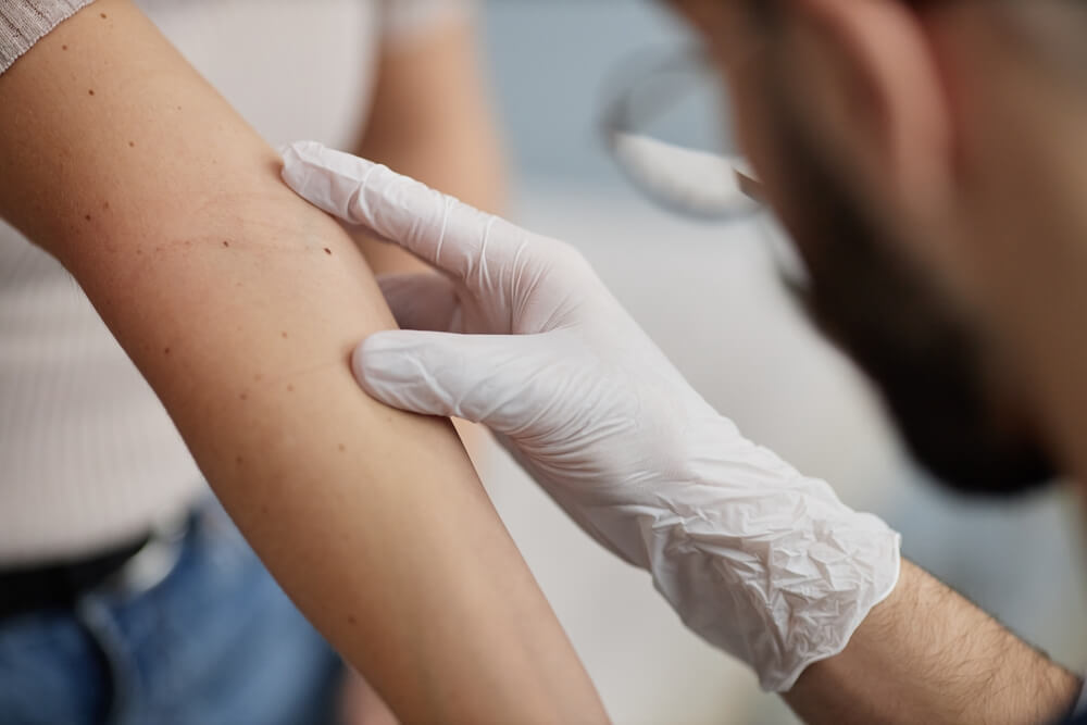 Un pacient examinat de dermatolog