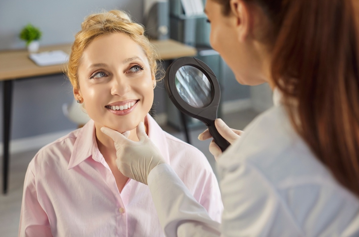 Imagine cu o consultatie dermatologica sau monitorizare a pielii Imagine cu o consultatie dermatologica sau monitorizare a pielii