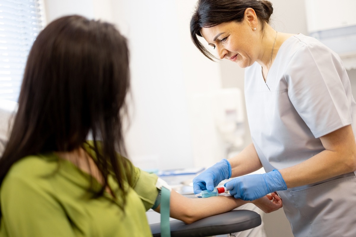 femeie la recoltare sange pentru analize hormonale
