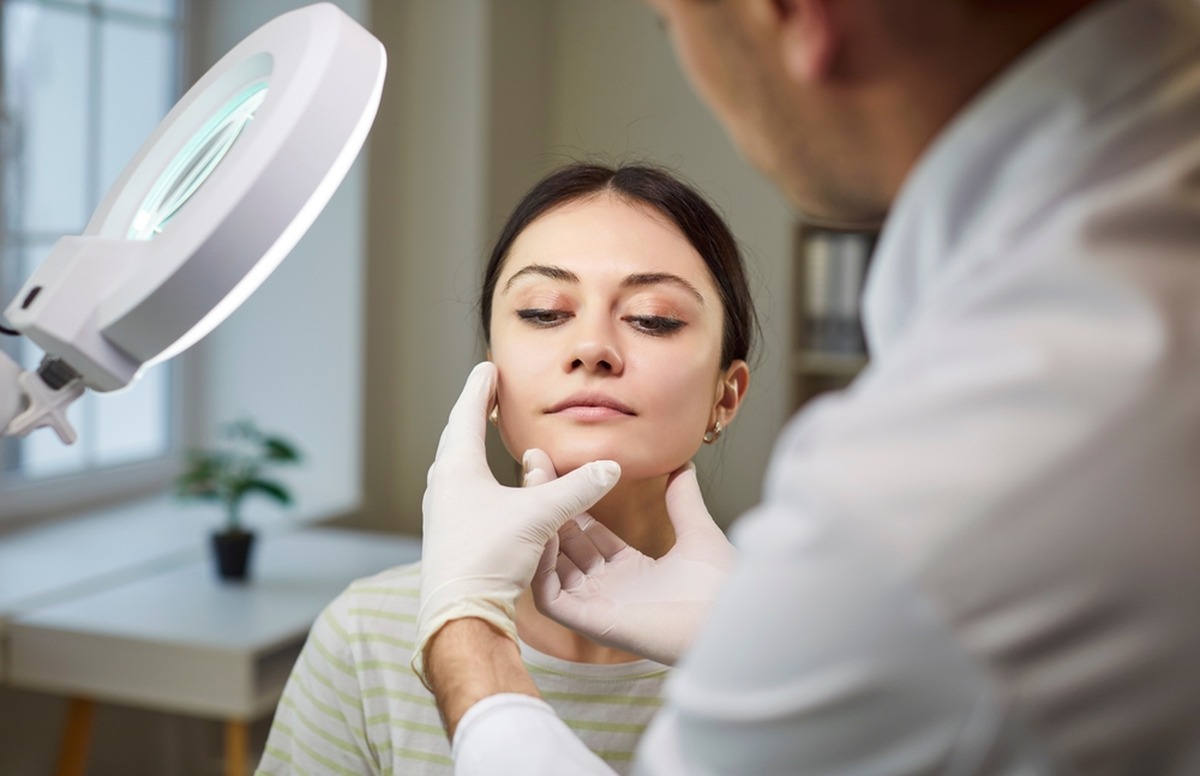 o persoana consultand un medic dermatolog o persoana consultand un medic dermatolog
